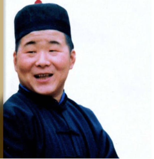 这位明星,他的名字叫做姚二嘎,他曾经是一位有名的喜剧演员.