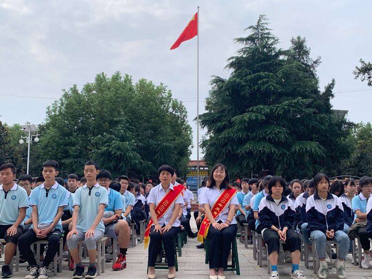 邓州市五高中召开开学典礼暨教师节表彰大会