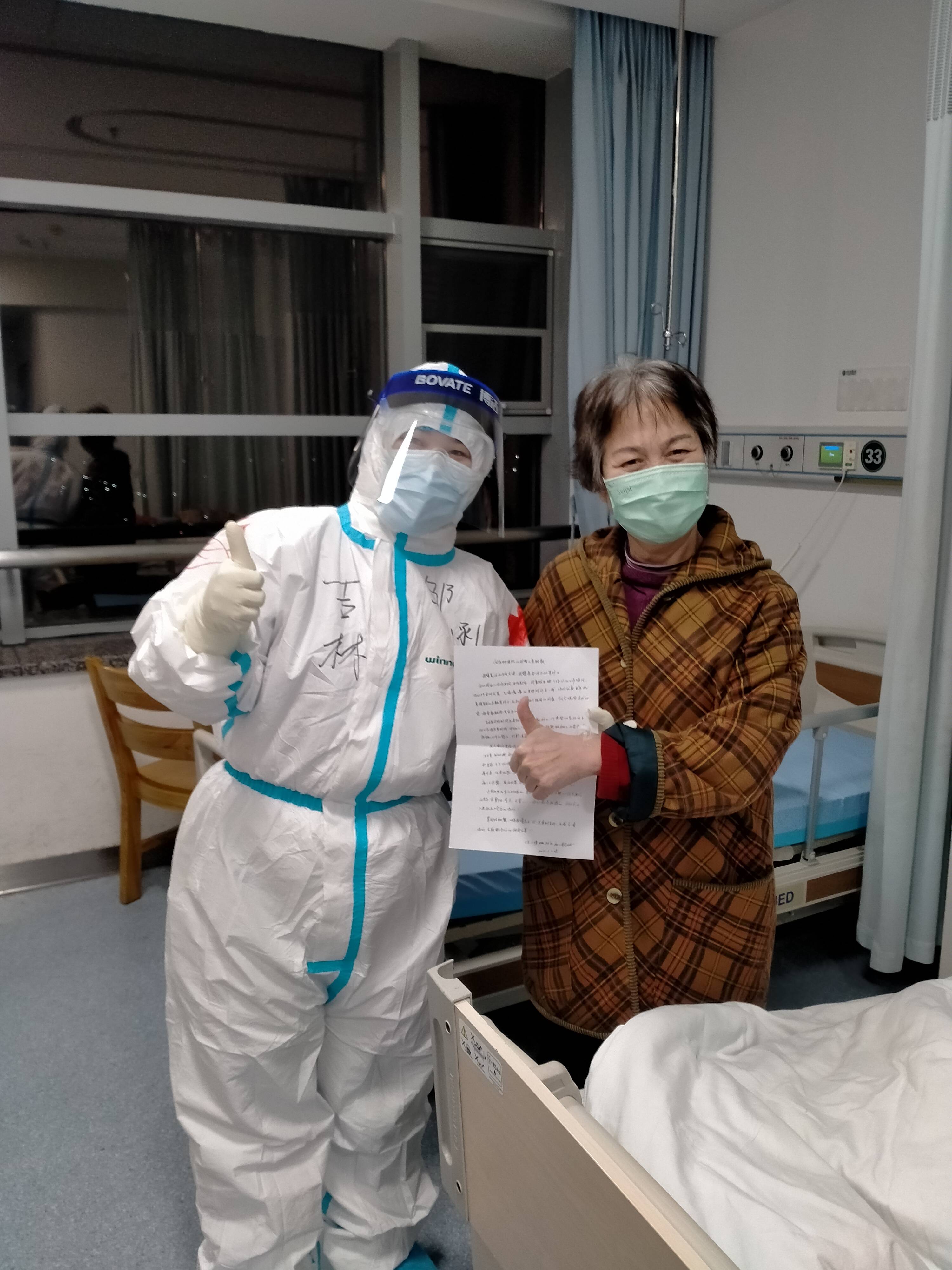 "长春市人民医院呼吸科护士长王玉莲紧紧拉着曹笑珊的