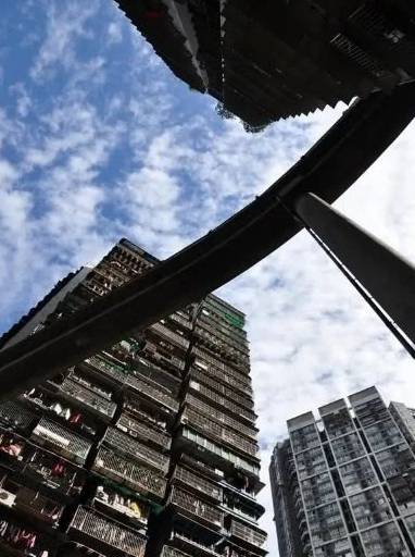 左营街,在这里可以看到一座奇幻"空中天桥",它悬在大约有50米高的高空