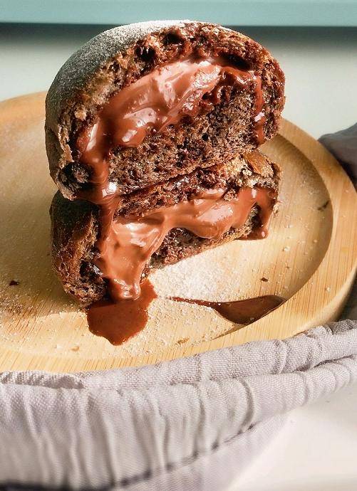 巧克力流心面包我们吃起来一定会在乎它有没有爆浆馅料足不足,一般在