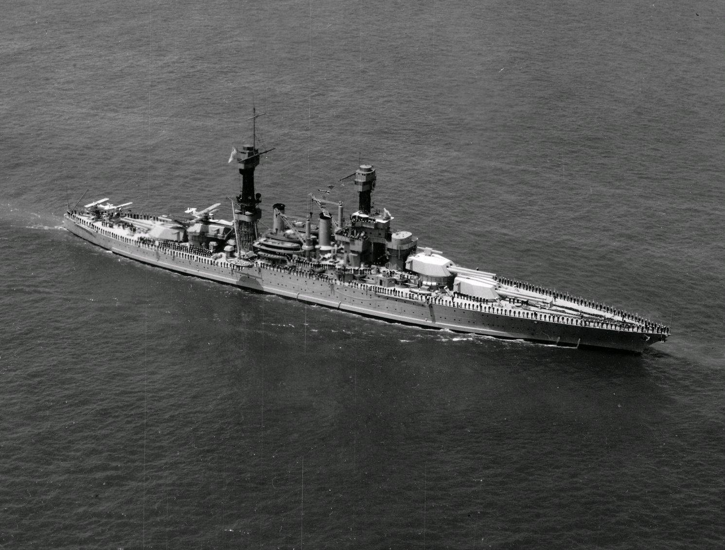 当地的报纸上有一条消息:一位小姐将于某月某日与弗吉尼亚号战列舰的