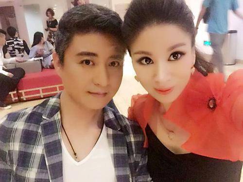 著名相声演员白发苍苍妻子满脸胶原蛋白实为夫妻却像父女
