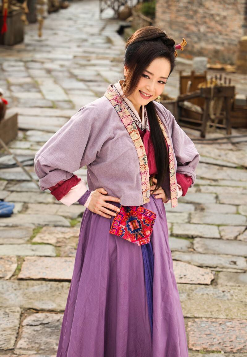 62岁恬妞晒近照,穿黑裙扎丸子头素颜憔悴,"苗翠花"真接地气!