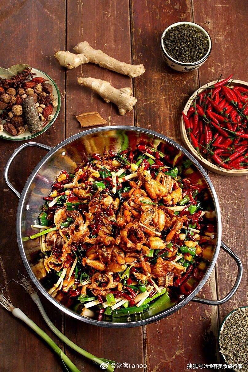 开胃泡菜田鸡,酸菜,酸萝卜,泡椒,鲜嫩酸爽,里面的泡椒灯笼辣超可爱,蛙