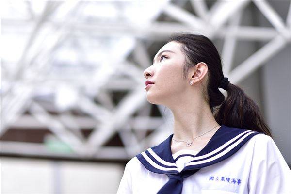 女人右眼跳是什么预兆,女人右眼皮跳测吉凶,女人右眼跳的时辰预兆-藏斋珠宝文玩