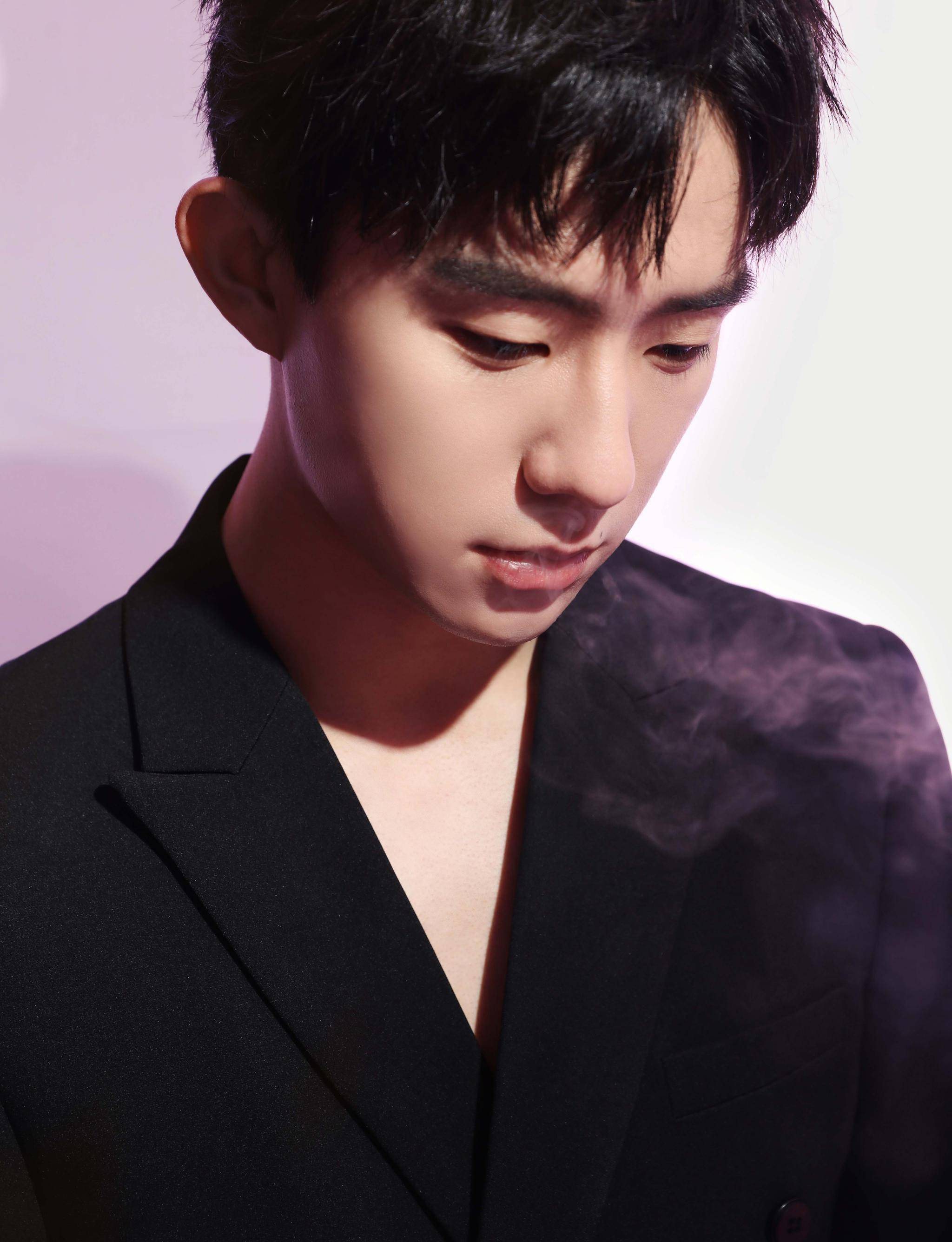 郑好粉色光影大片曝光纯黑西装温润雅致彰显少年独特气质