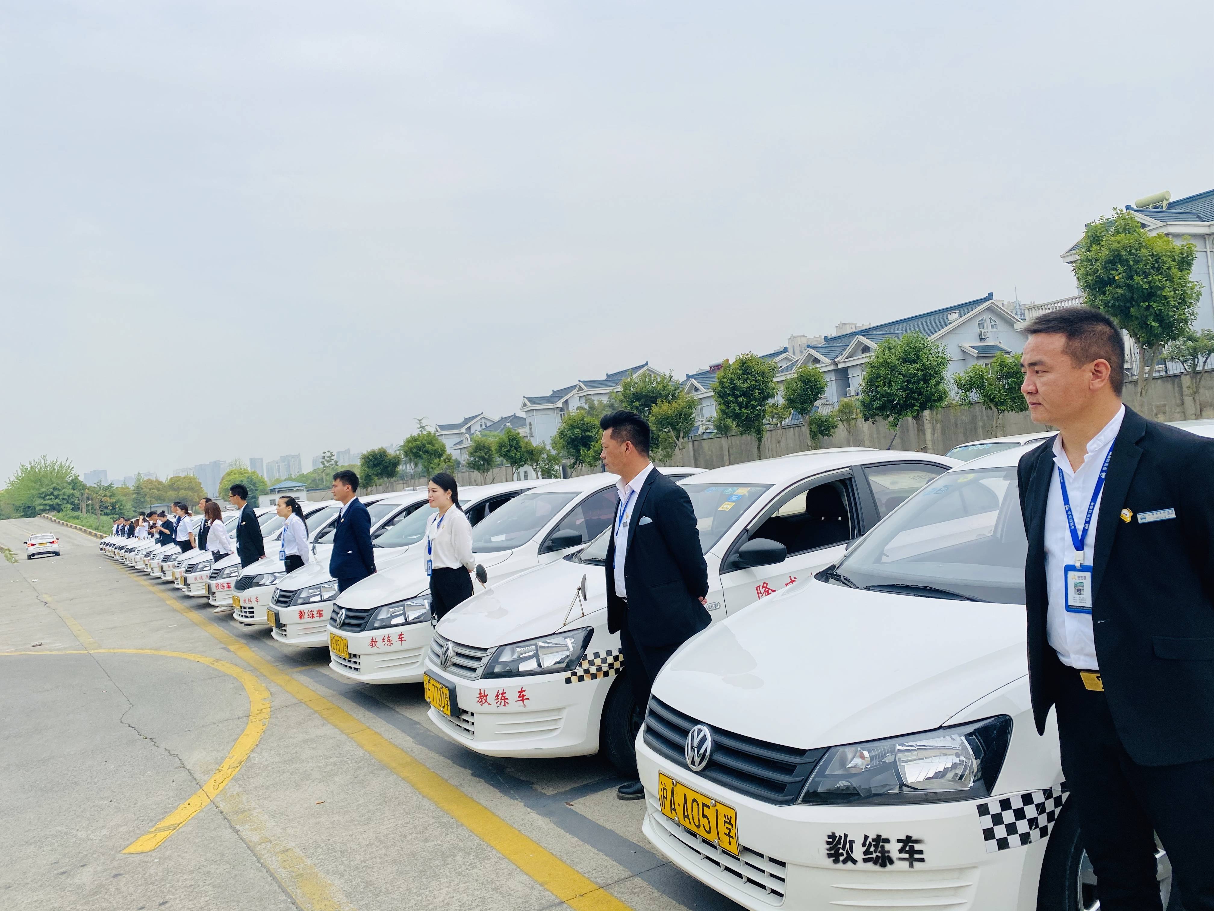 学车娃停车时先踩刹车还是先踩离合学车必看