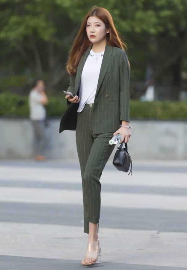 小姐姐一身正装亮相,被脚成功抢镜,"什么都没穿"但增高了_西装