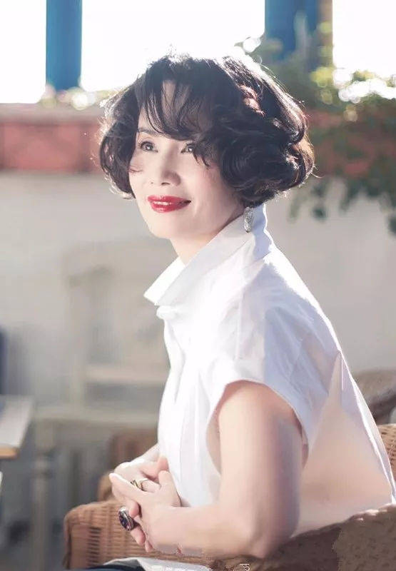 原创59岁央视主播徐俐晒近照二婚嫁名编辑曾离婚独自抚养儿子