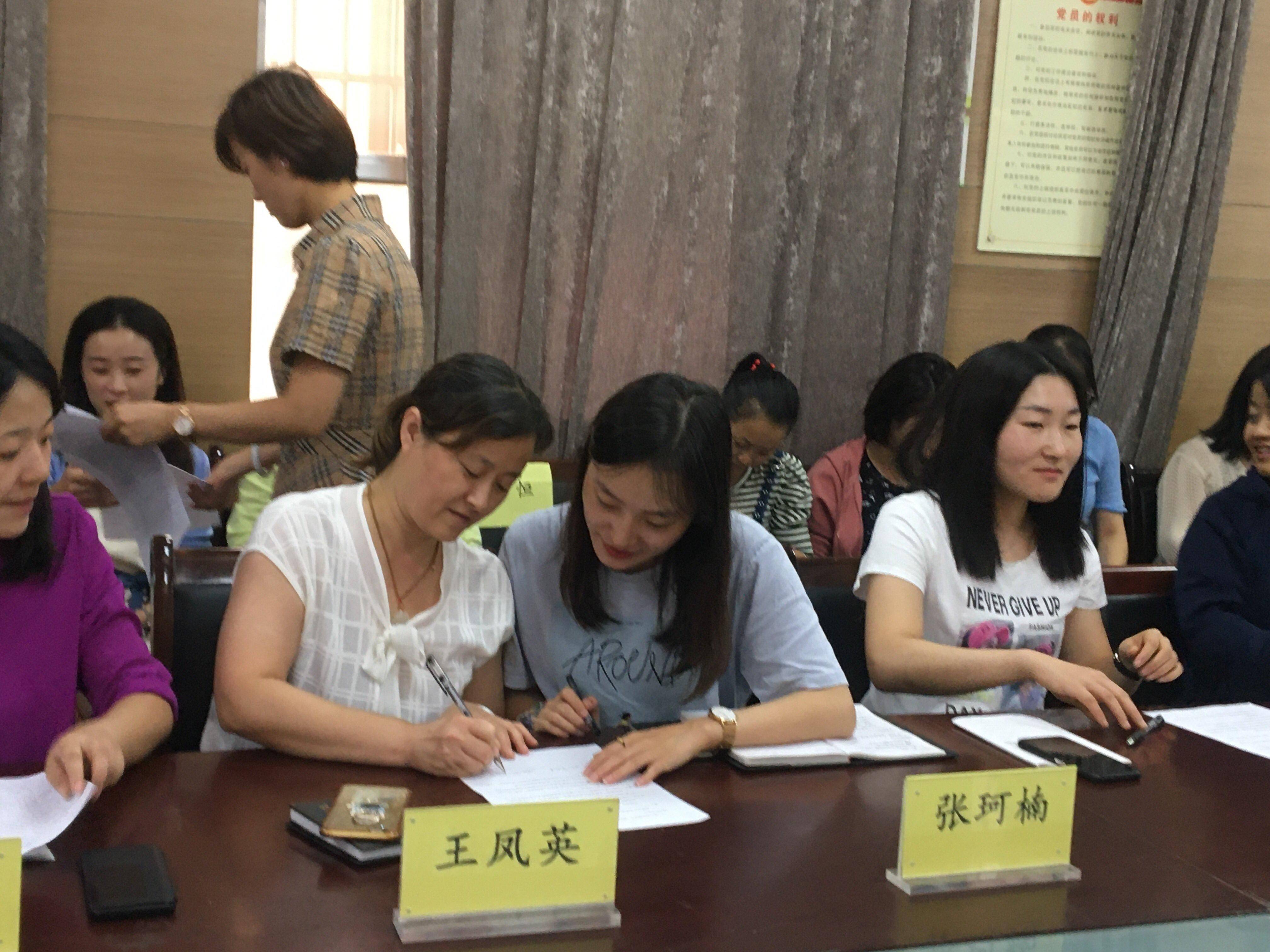 仪式最后,由鹿校长为所有师傅教师颁发聘书.