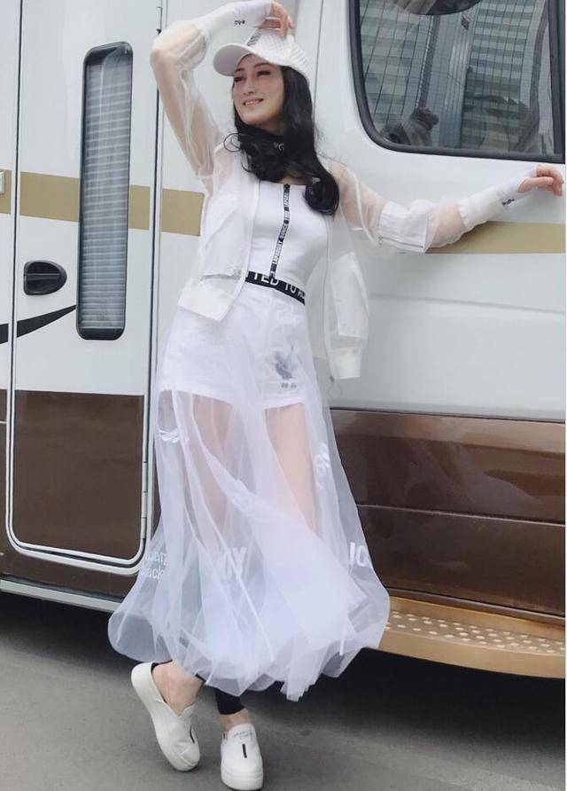 林芳兵越老越时髦收腰上衣配喇叭裤潮范足55岁还有少女身材