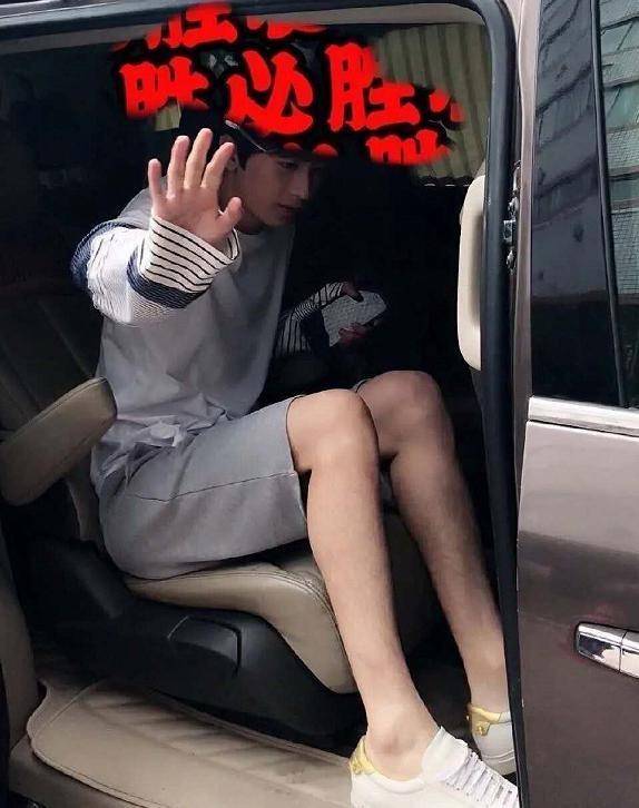 成毅刚下车就被抓拍,意外暴露真实颜值,生图下的腿女生都羡慕