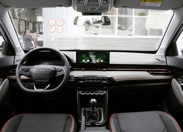 内饰方面,新宝骏rs-3同样带来了"越级别"般的感受,平底式的方向盘更显