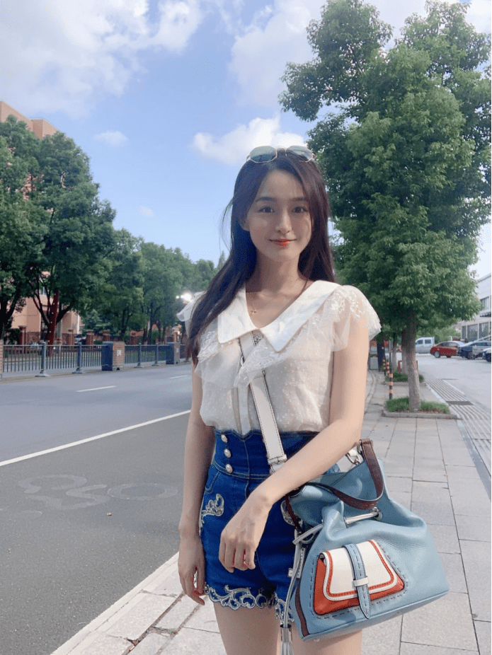 何泓姗的笑容好治愈!穿紫色碎花连衣裙秀性感迷人锁骨,好仙好美_风格