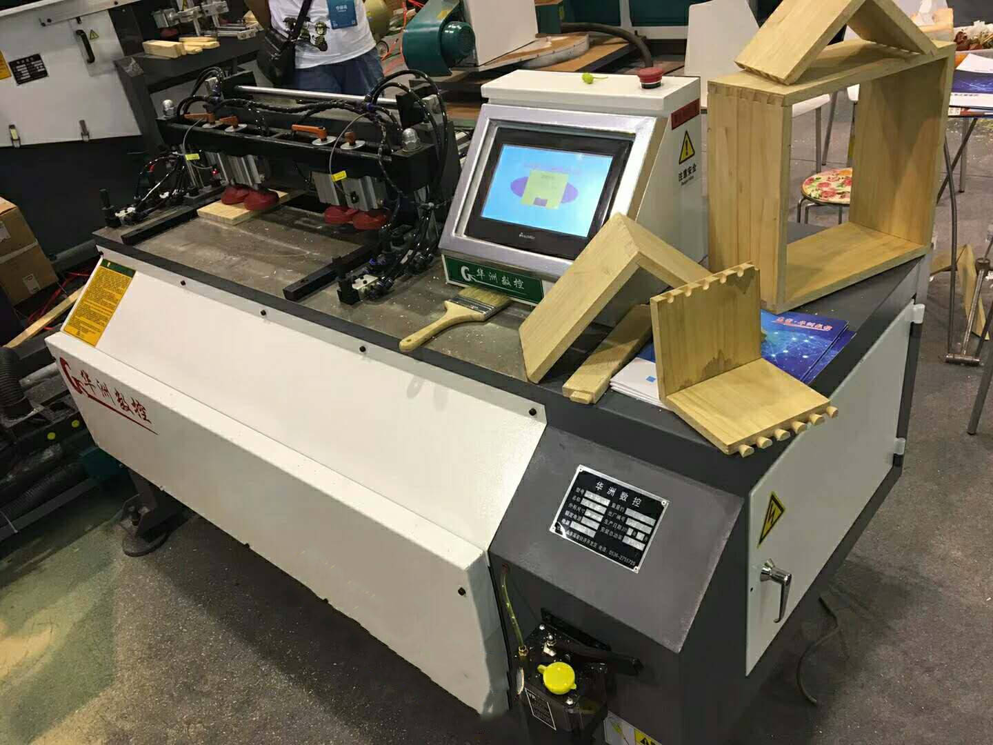 榫与燕尾榫两种形式,加工出来90度衔接起来就行,简单来说用机器来干活