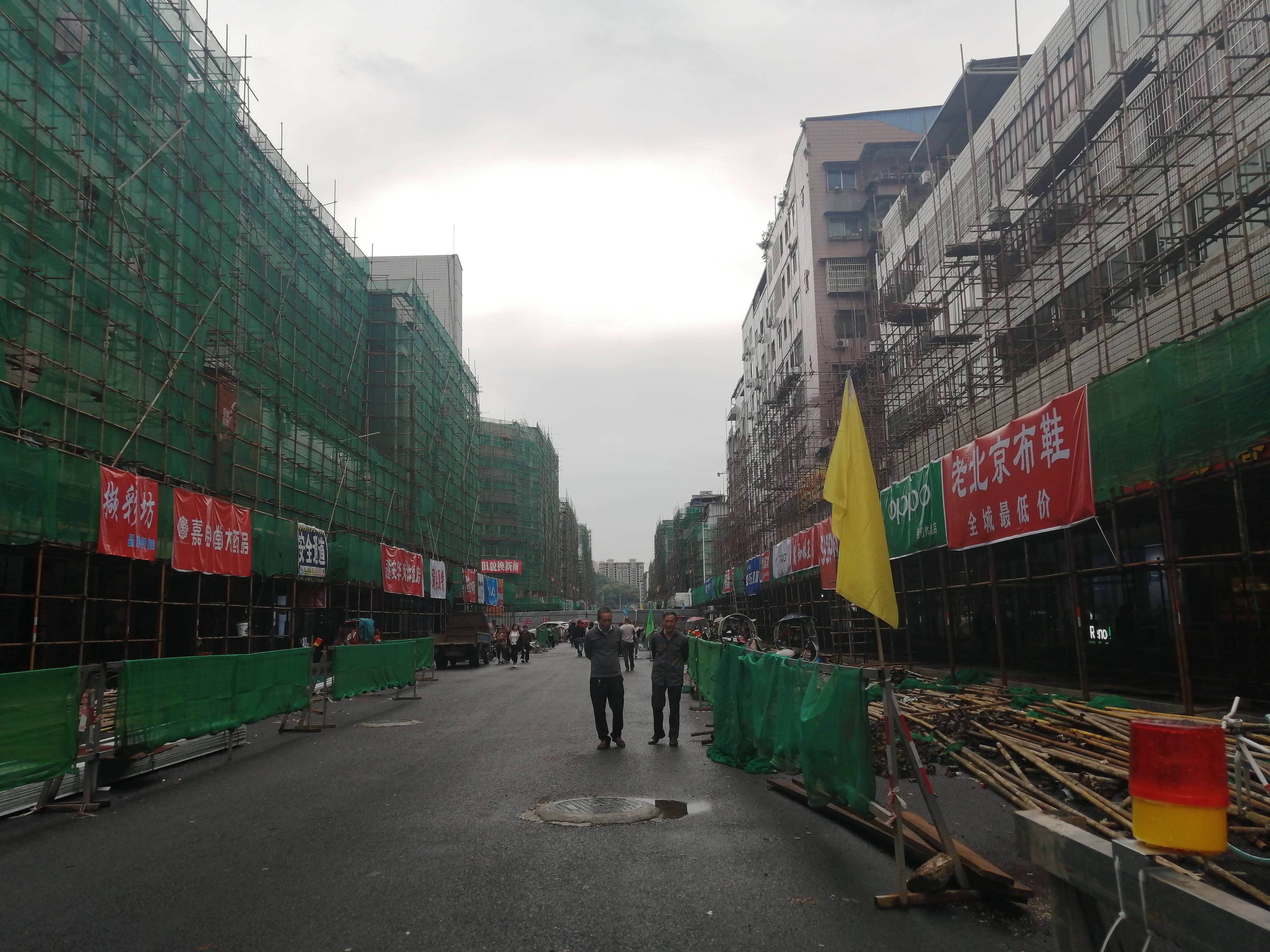 蓬安老旧小区改造建设路建筑外墙装饰施工进行中!