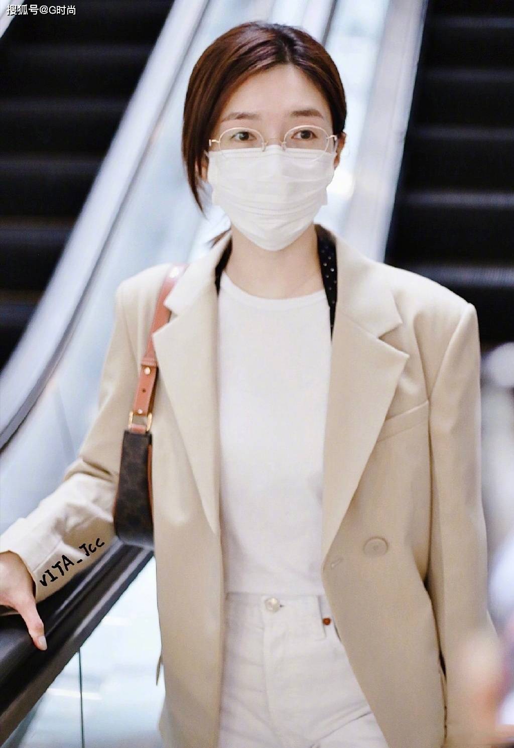 江疏影身穿米色西服外套内搭白上衣牛仔裤随性优雅