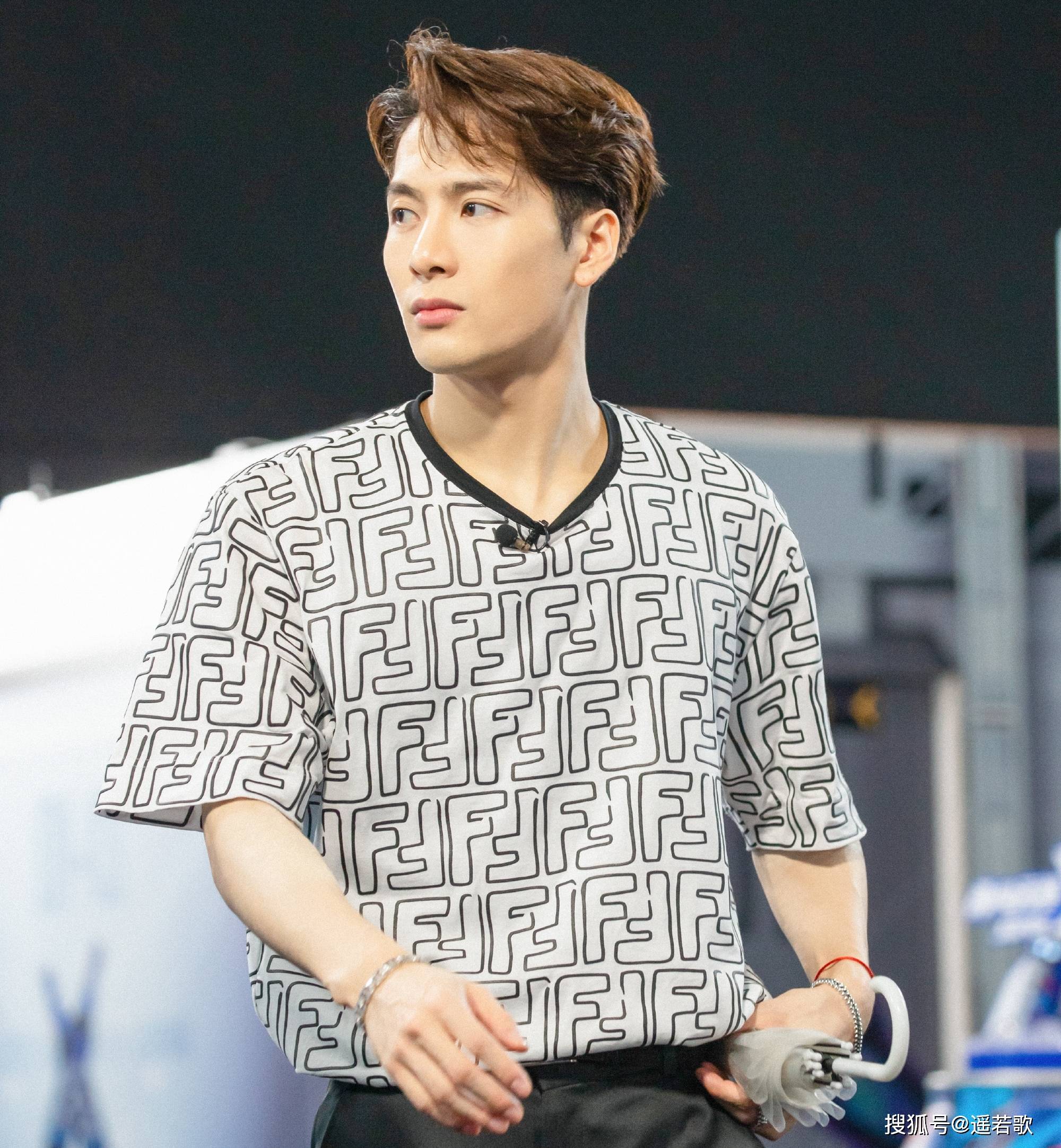 港普青年王嘉尔反差萌《这就是街舞》里变身帅酷炸