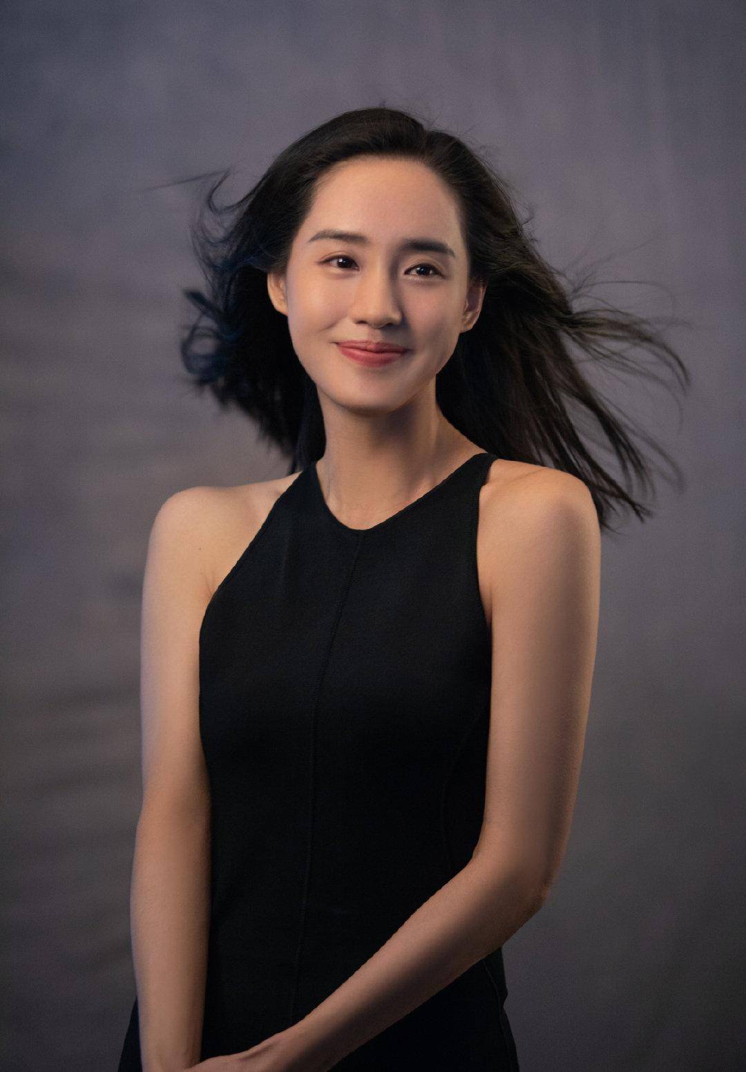 王智的身材绝了,穿黑修身吊带裙婉约又高雅,清爽气质让年龄成迷