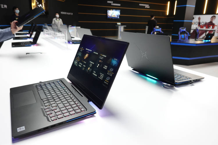 荣耀首款电竞笔记本猎人v700正式发布45w100w输出