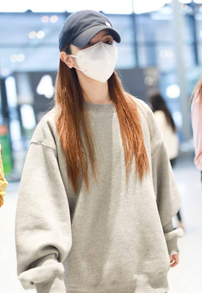 邓紫棋戴棒球帽穿大卫衣 男友风穿搭笑眼弯弯