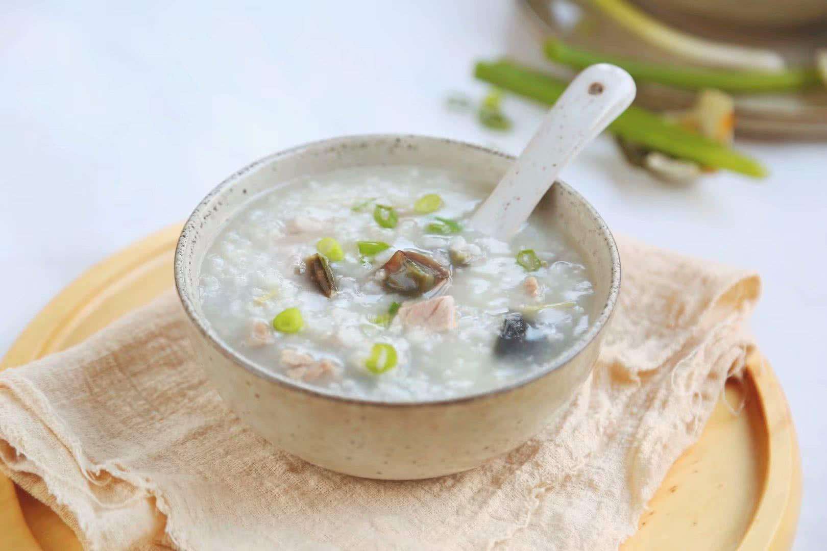 早餐吃上一碗皮蛋廋肉粥,暖胃一上午,家常版做法分享