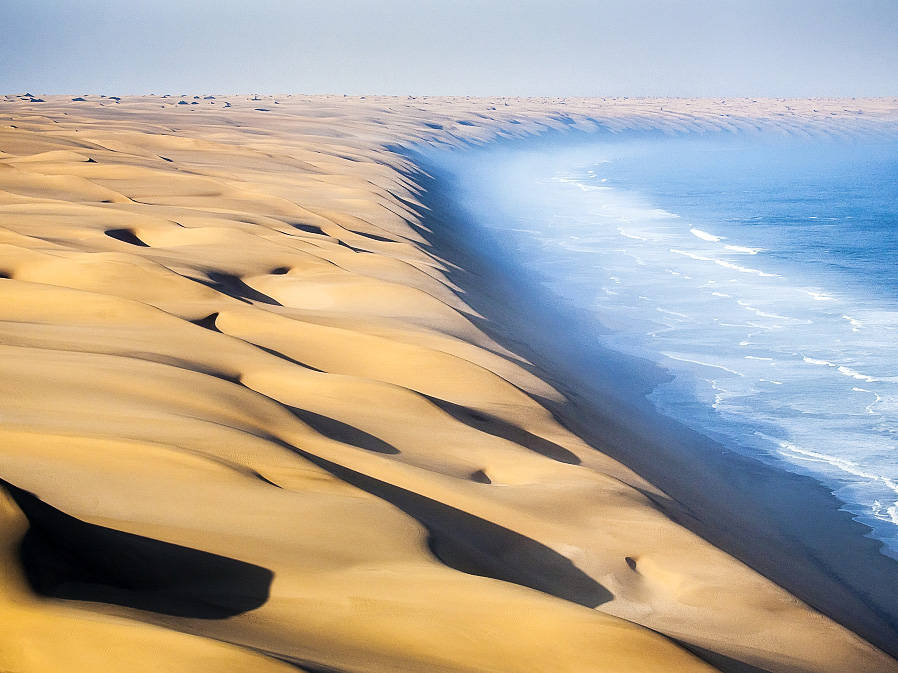 纳米比亚在卡拉哈里沙漠和南大西洋之间,有着河床上的千年古树和世界