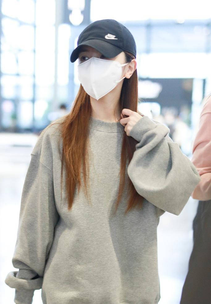 邓紫棋戴棒球帽穿大卫衣 男友风穿搭笑眼弯弯