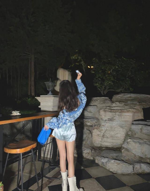 原创李嫣闺蜜周巴黎晒靓照肤白貌美大长腿纤细捂脸嘟嘴卖萌超可爱