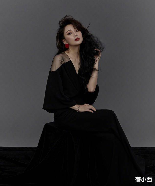 殷桃最新写真大波浪发型,复古味十足,高级美感迸发而出