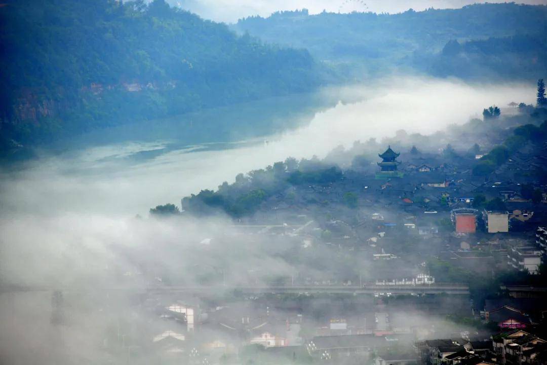 让许多人对阆中魂牵梦绕好多年 "阆苑仙境,风水宝地" 三面江光抱城廓