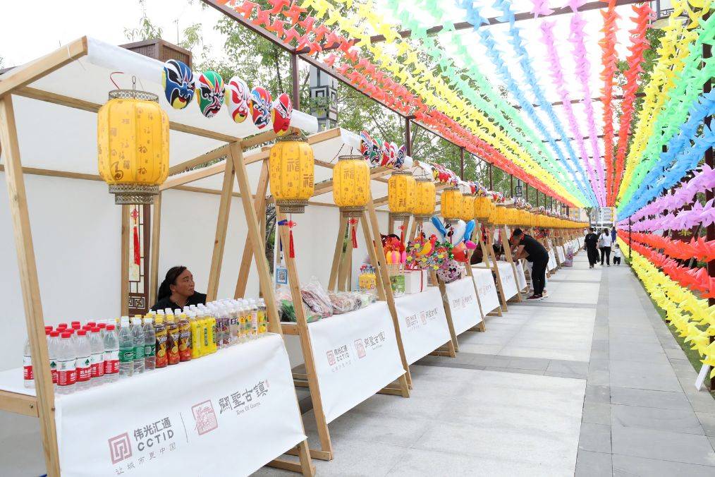 非遗,文创摊位襄阳非物质文化百年凌云阁传统手工装裱,揭裱古画,凌云