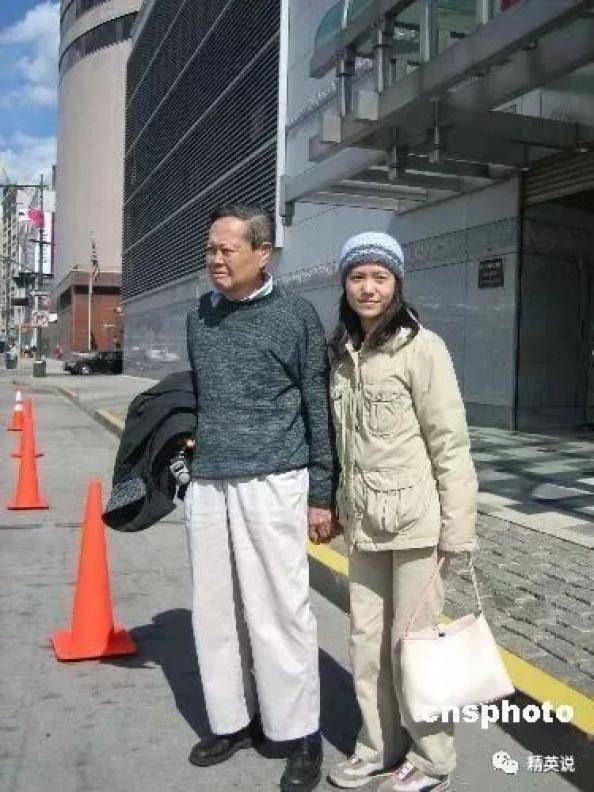 杨振宁与44岁妻子近照图片