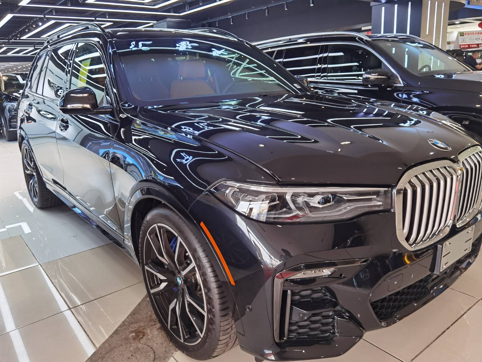 天津港20款宝马x7空间大 时尚越野家族设计