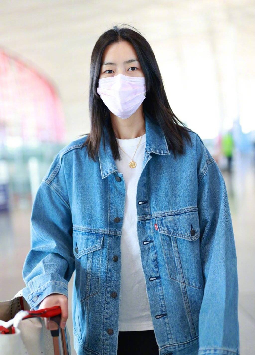 又被刘雯惊艳到了,穿宽松牛仔外套现身,这身材比例是真实的吗
