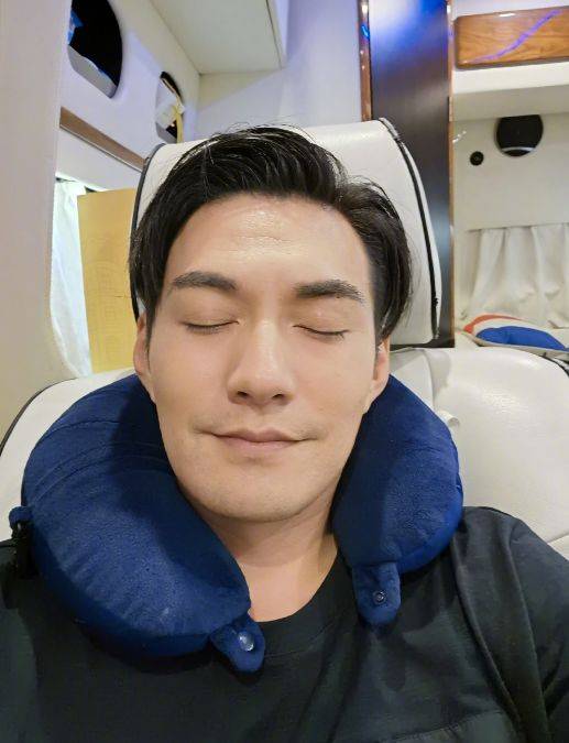 严屹宽女儿近照曝光 紧握肉串小脸肉呼呼