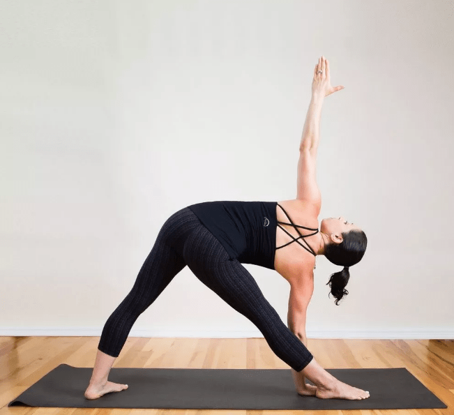 2,双角式及变体山式站立,双脚分开略大于一腿长,吸气延展脊柱,呼气