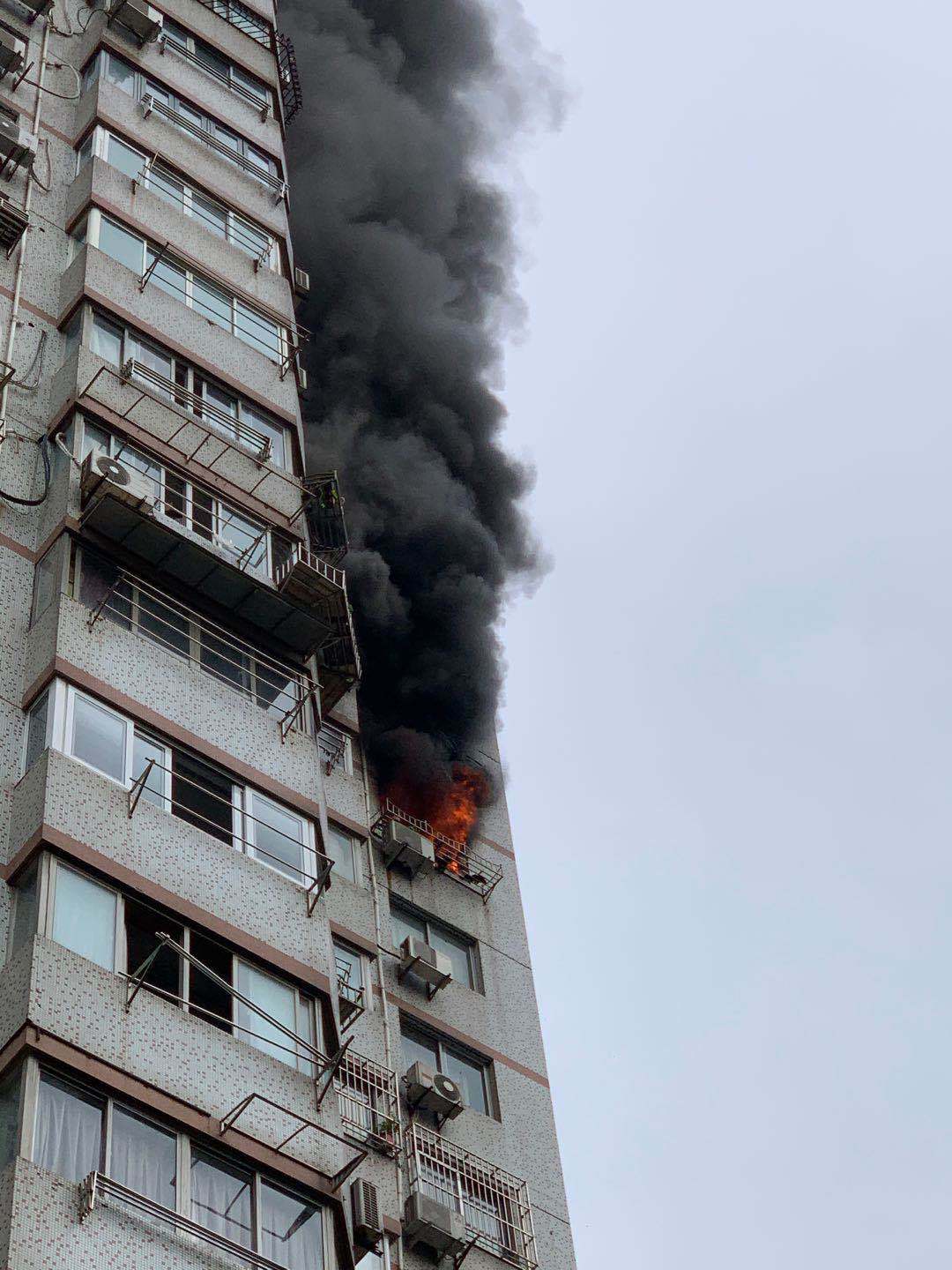 上海一高层住宅发生火灾浓烟冒起数层楼高