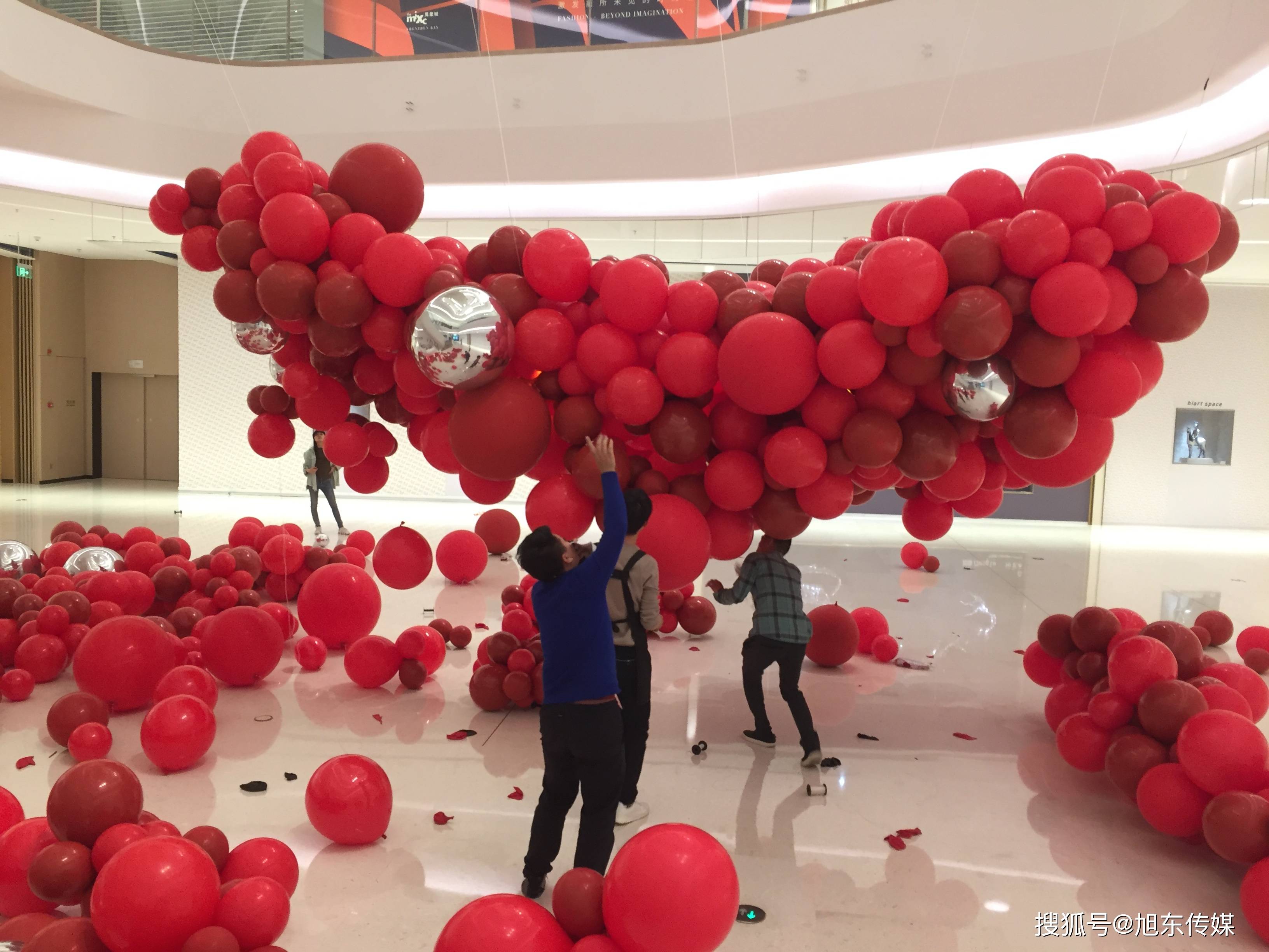 2018年湾万象城春节室内外气球美陈布置与执行深圳大型气球布置团队