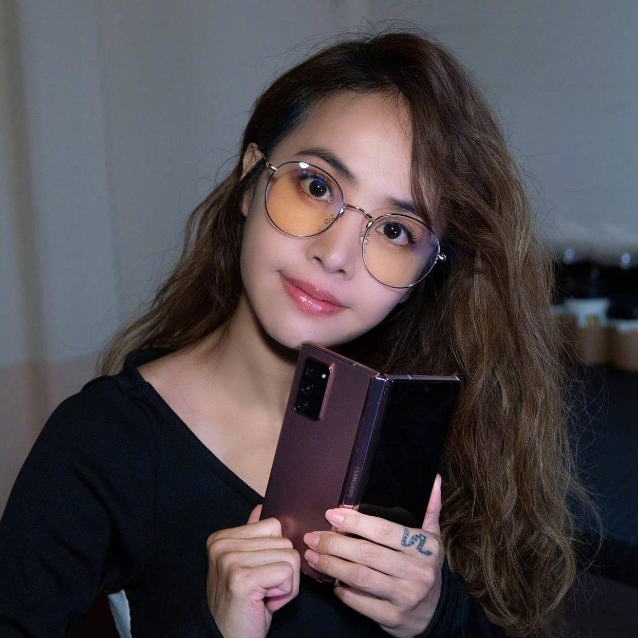 40岁蔡依林近照曝光,对着镜头比剪刀手卖萌,手上纹身引热议