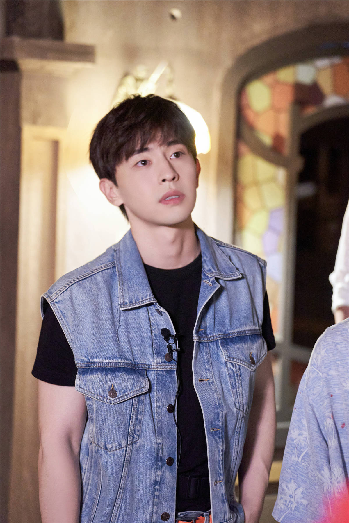 杨幂邓伦特地让明侦团走在前面,然而待npc表演开始,张若昀刘昊然相拥