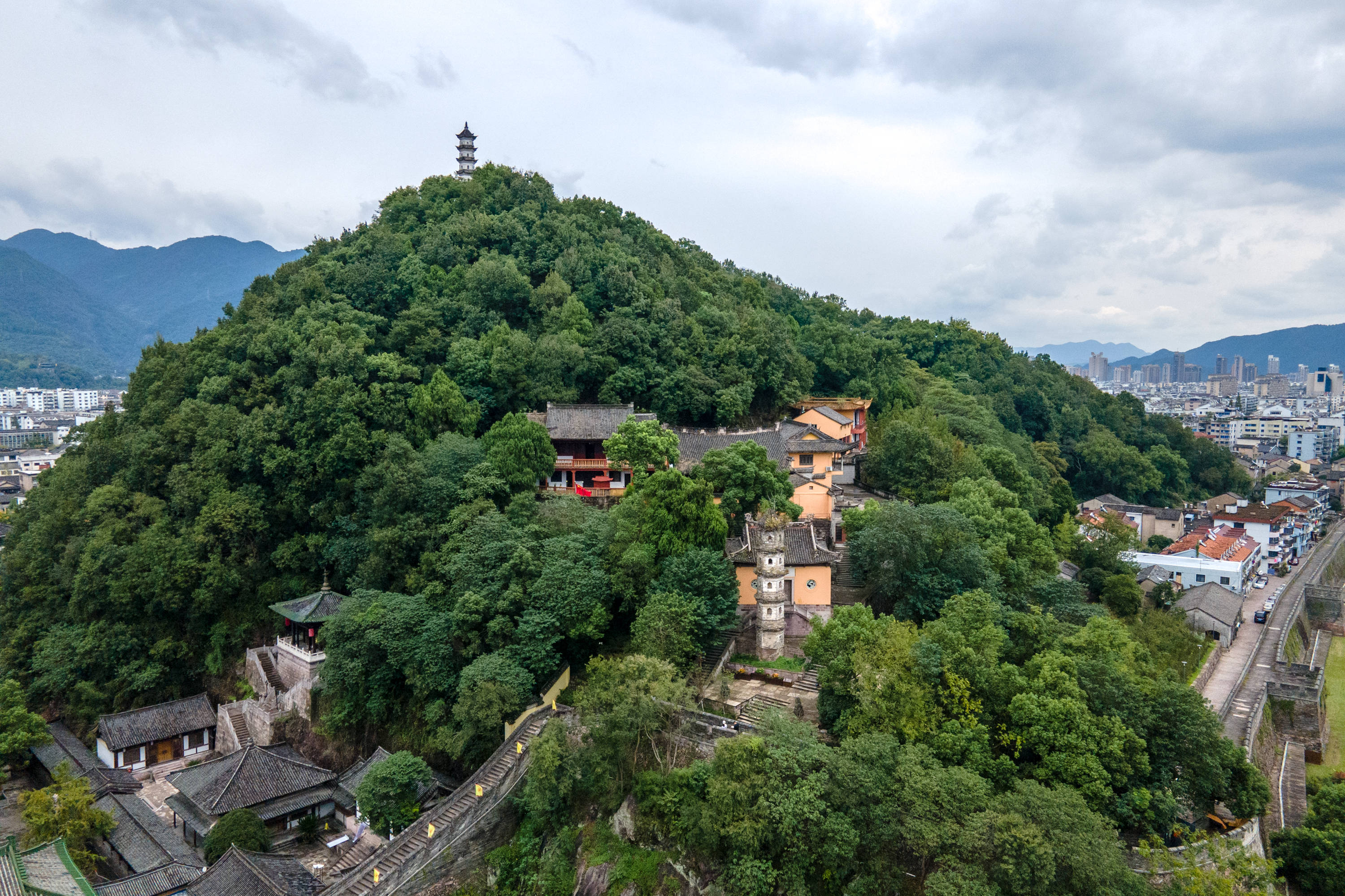 一进入临海古城,巾山很醒目得出现在眼前,与紫阳古街毗邻