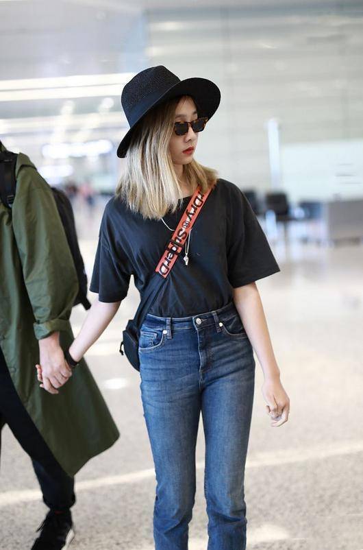 14岁的黄多多造型越来越成熟,染黄发配红唇,戴猫眼墨镜显浮夸