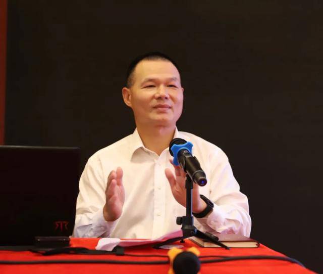 培训结束后,董事长曾国平对省联社纪委副书记,纪委办公室主任瞿绍生为