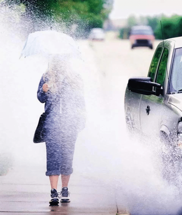 深圳一司机开车溅湿路人被罚!