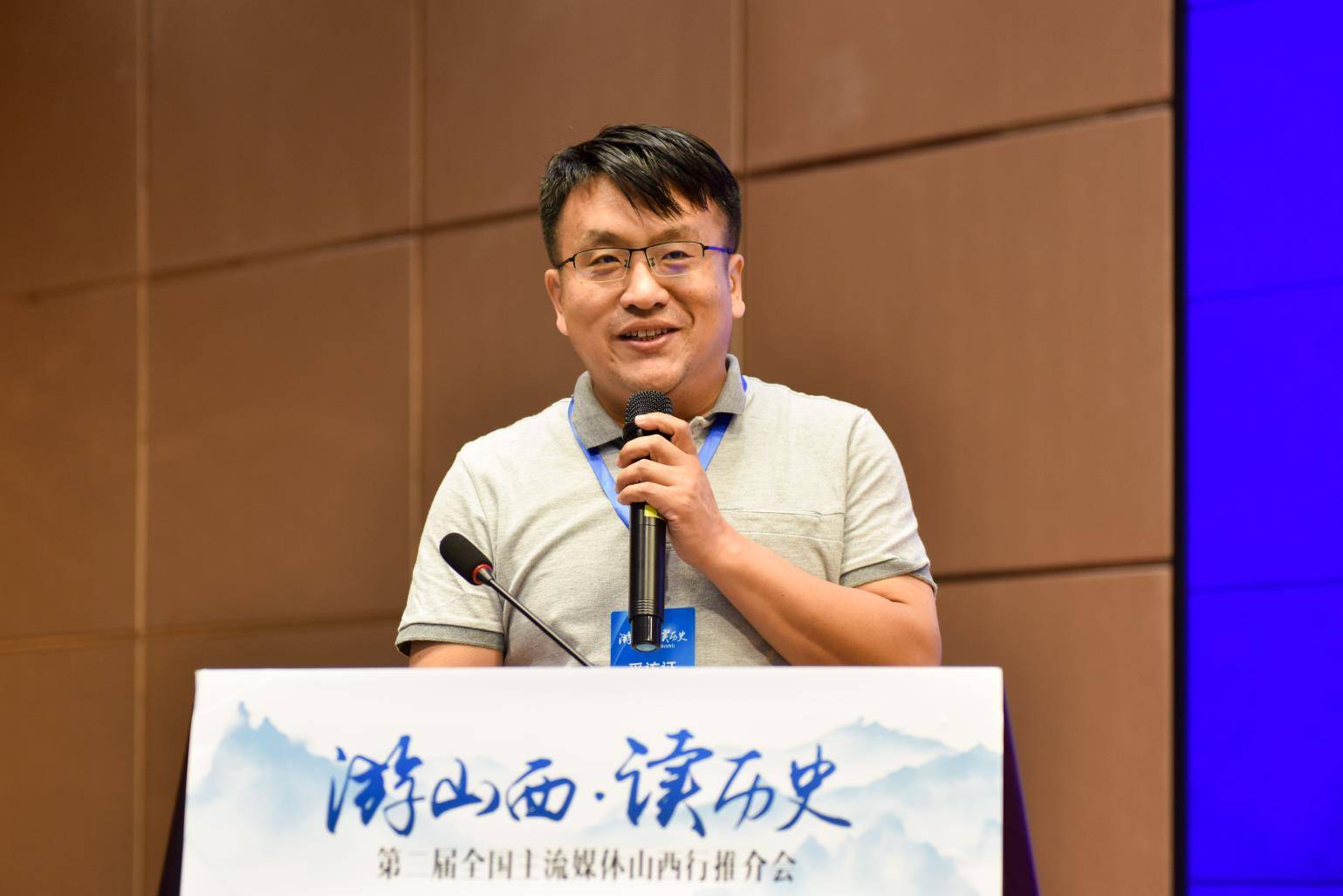 在海南日报报业集团专题广告部主任卓上雄,从李贵手中接过了"游山西