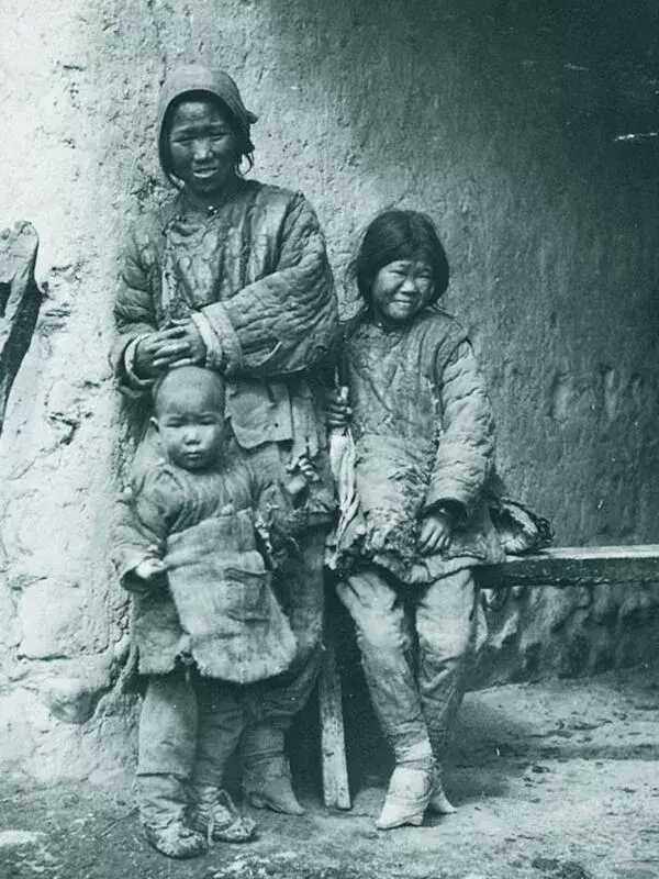 原创清末罕见照片小乞丐手捧大碗讨饭图十乡下俏媳妇骑毛驴回娘家