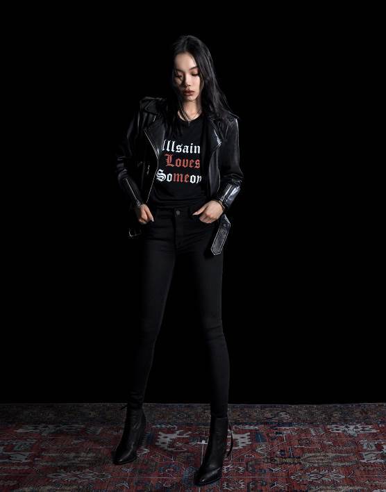 allsaints携手lexie刘柏辛硬核诠释英伦摇滚风尚