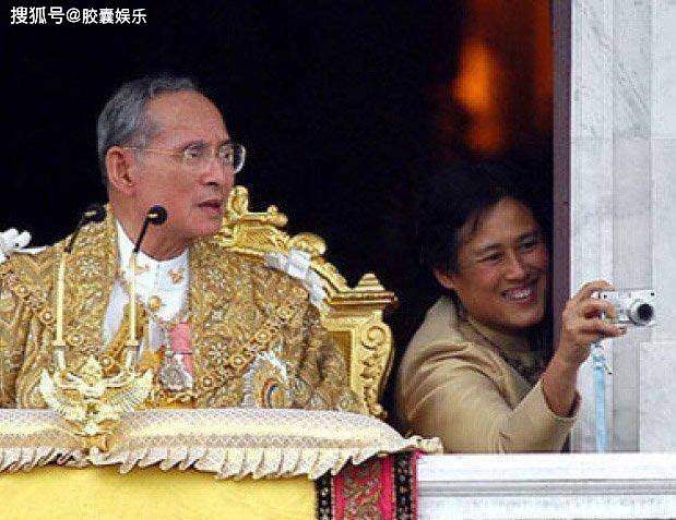 诗琳通公主多受宠在父亲膝下撒娇卖萌玛哈国王只能羡慕看着